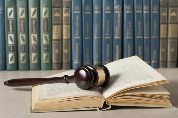 Hukuk kavramı. Bir mahkeme veya icra ofiste tabloda ahşap hakimler tokmak ile kitaplar.
