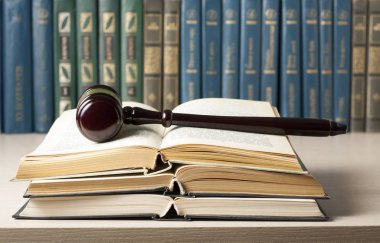 Hukuk kavramı. Ahşap hakimler tokmak ile bir mahkeme veya icra ofiste tabloda yaptırın.