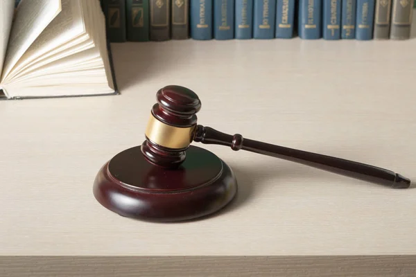Law concept. Boeken met houten rechters hamer op tafel in een rechtszaal of handhaving kantoor. — Stockfoto