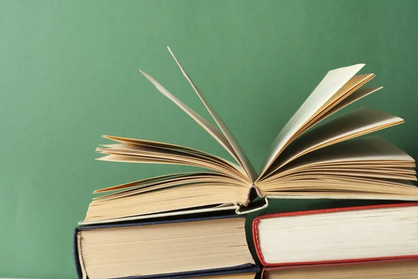 Libro abierto, libros de tapa dura sobre mesa de madera. Formación. Regreso a la escuela . — Foto de Stock