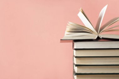 Açık kitap üzerinde ahşap masa üzerinde kitap yığını. Eğitim arka plan. Okula dönüş. Ücretsiz kopya alanı.