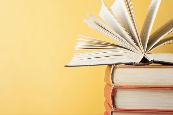 Libro abierto sobre pila de libros sobre mesa de madera. Formación. De vuelta a la escuela. Espacio libre de copia . —  Fotos de Stock