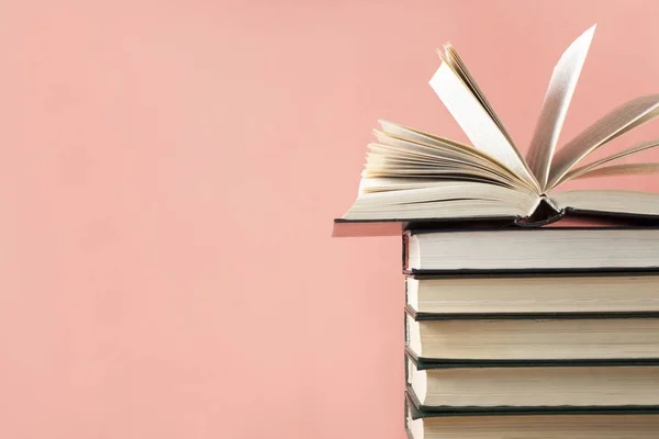 Açık kitap üzerinde ahşap masa üzerinde kitap yığını. Eğitim arka plan. Okula dönüş. Ücretsiz kopya alanı.