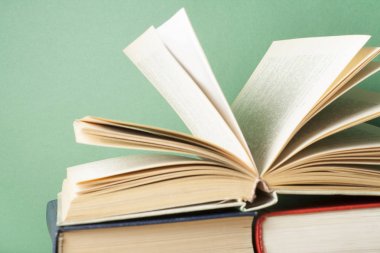 Açık kitap, ahşap masa ciltli kitap. Eğitim arka plan. Okula dönüş.