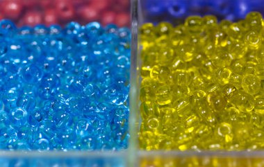 Çok renkli eriyebilir plastik boncuk sanat ve zanaat için kullanılan. 