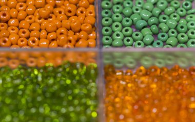 Çok renkli eriyebilir plastik boncuk sanat ve zanaat için kullanılan. 