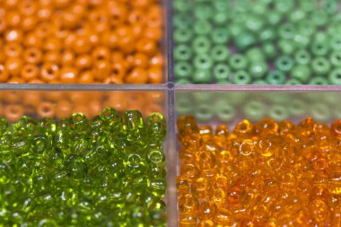 Çok renkli eriyebilir plastik boncuk sanat ve zanaat için kullanılan. 