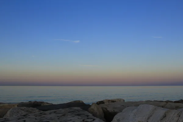 Uma aurora colorida sobre o mar Adriático — Fotografia de Stock