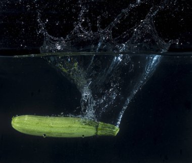 Kabarcıkları ile su sıçramasına kabak