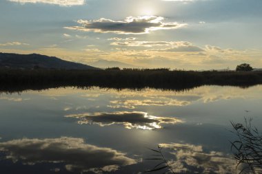 gölet akşam güzel bulutlu gökyüzü altında