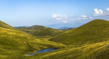 Gran Sasso Campo Imperatore Plato Apenin Dağları, Abruzzo, İtalya Bisiklet Turu zirve ile güzel manzara panoramik manzaralı