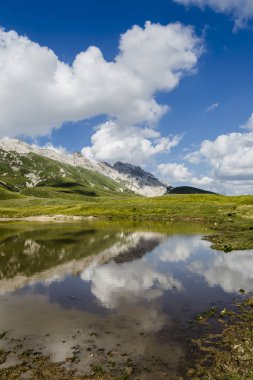 Gran Sasso Campo Imperatore Plato Apenin Dağları, Abruzzo, İtalya Bisiklet Turu zirve ile güzel manzara panoramik manzaralı