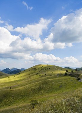Gran Sasso Campo Imperatore Plato Apenin Dağları, Abruzzo, İtalya Bisiklet Turu zirve ile güzel manzara panoramik manzaralı