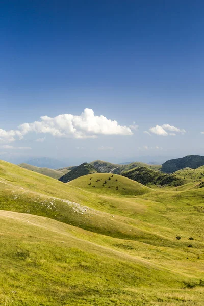 Vista panorámica del hermoso paisaje con el pico Gran Sasso d 'Italia en la meseta de Campo Imperatore en los Apeninos, Abruzos, Italia — Foto de Stock