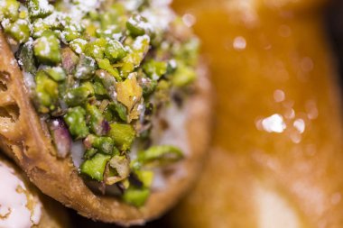 Sicilya cannoli ricotta peyniri ile doldurulmuş ve fıstıklı, geleneksel Sicilya tatlısı