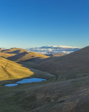 Apenin Dağları, Abruzzo, İtalya Campo Imperatore Plato İtalyan Gran Sasso zirve ile güzel manzara panoramik manzaralı