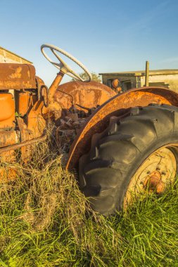 Terk edilmiş kırmızı eski paslı çekici bir alanda