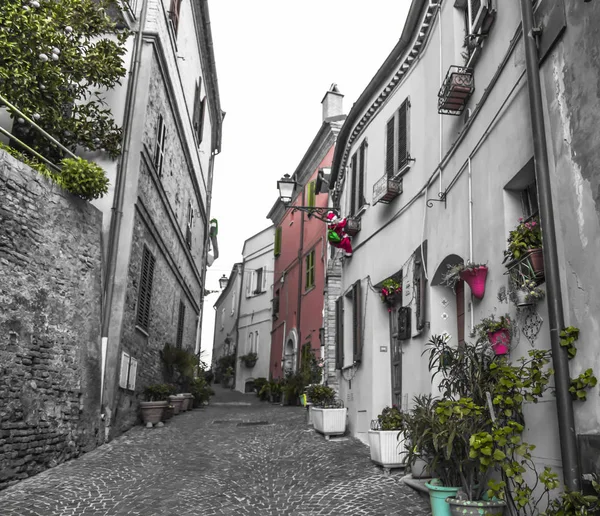 Vista panorâmica em preto e branco de um beco em Grottammare, Marche, Itália — Fotografia de Stock