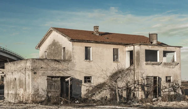Uma casa abandonada no campo italiano — Fotografia de Stock