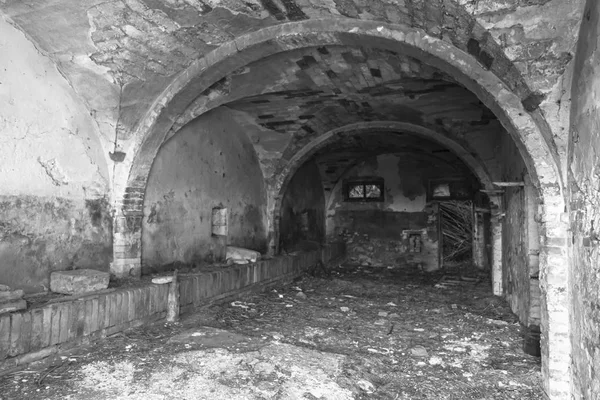 Vista interior preto e branco de uma casa abandonada — Fotografia de Stock