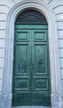 Eski bir binada eski retro vintage dış kapı