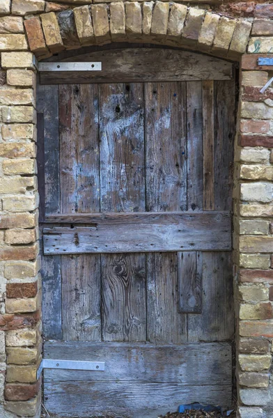 Vieille porte extérieure vintage rétro dans un vieux bâtiment — Photo