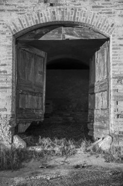 Eski bir binada eski retro vintage dış kapı