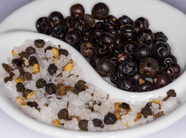 Deniz ardıç meyveleri ve karabiber tuz karışımı