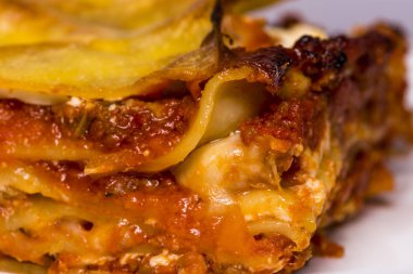 Geleneksel İtalyan lazanya ile baharatlı domates kıyma dayalı ve mozzarella peyniri makarna katmanlar arasında eridi