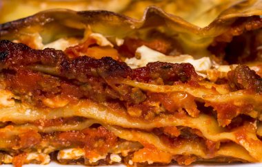 Geleneksel İtalyan lazanya ile baharatlı domates kıyma dayalı ve mozzarella peyniri makarna katmanlar arasında eridi