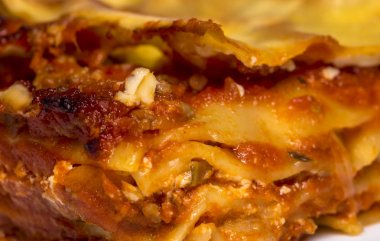 Geleneksel İtalyan lazanya ile baharatlı domates kıyma dayalı ve mozzarella peyniri makarna katmanlar arasında eridi