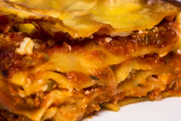 Lasanha italiana tradicional com carne moída à base de tomate picante e queijo mussarela derretido entre camadas de massa — Fotografia de Stock