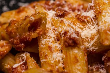 İtalyan gıda - Penne al'arrabbiata (kızgın kalemler), baharatlı domates sosu, kırmızı biber ve maydanoz ile klasik İtalyan makarna tarifi.