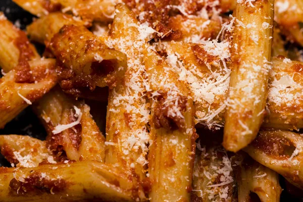 Comida italiana - Penne al 'arrabbiata (Canetas irritadas), uma receita clássica de massas italiana com molho de tomate picante, pimentas vermelhas e salsa . — Fotografia de Stock
