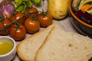 İtalyan sebze sebzeli çorba çorba, patates, havuç, soğan, patates ve ekmek