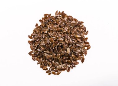 Beyaz bir arka plan üzerinde sağlıklı keten tohumu