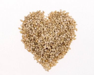 Susam beyaz arka plan üzerinde kalp şeklinde