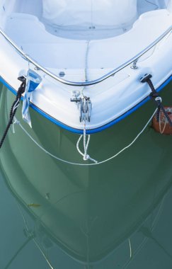 Sudaki yansıması ile sakin bir denizde yelkenli tekne