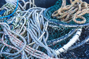 Renkli deniz halatlar ve ağlar yakın bir balıkçı limanı rıhtım tarafından
