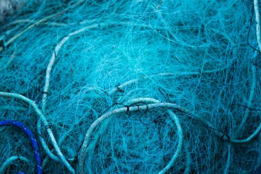 balık ağlarına bir iskele üzerinde yığını