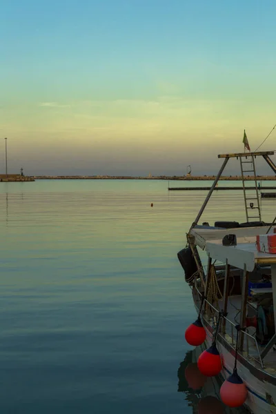 Memancing kapal saat matahari terbenam di pelabuhan Italia — Stok Foto