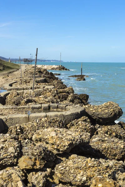 Platform perikanan yang dikenal sebagai trabucco di San Vito Chietino, Abruzzo, Italia — Stok Foto