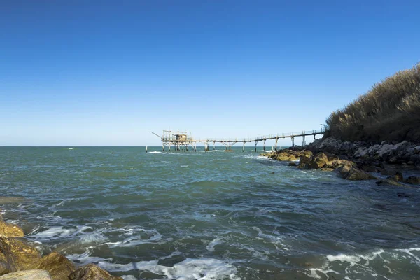 Platform perikanan yang dikenal sebagai trabucco di San Vito Chietino, Abruzzo, Italia — Stok Foto