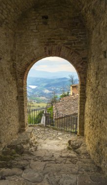Panoramik görünüm üzerinden ortaçağ köyü, Montefalcone Appennino (İtalya)
