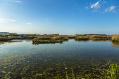 İtalya 'da güneş batmadan önce mavi bir gölet.