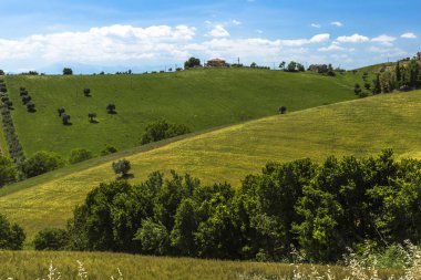 Güzel panoramik Apennines Dağları alanları ve tepeler, İtalya