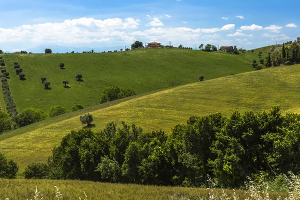 Beautiful panoramic view of the Apennines mountains with fields and hills, Italy — Stock Photo, Image