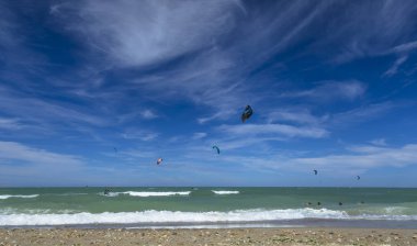 Panoramik bir plaj güzel bulutlar altında yelken kitesurfers