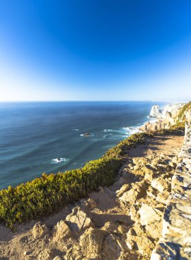 Cape Cabo da Roca Portekiz. Uçurum ve güneşli yaz günde Sintra Atlas Okyanusu kıyılarında taşlara
