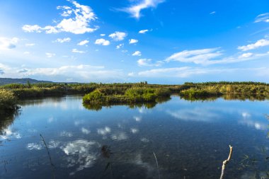 İtalya 'da güneş batmadan önce mavi bir gölet.
